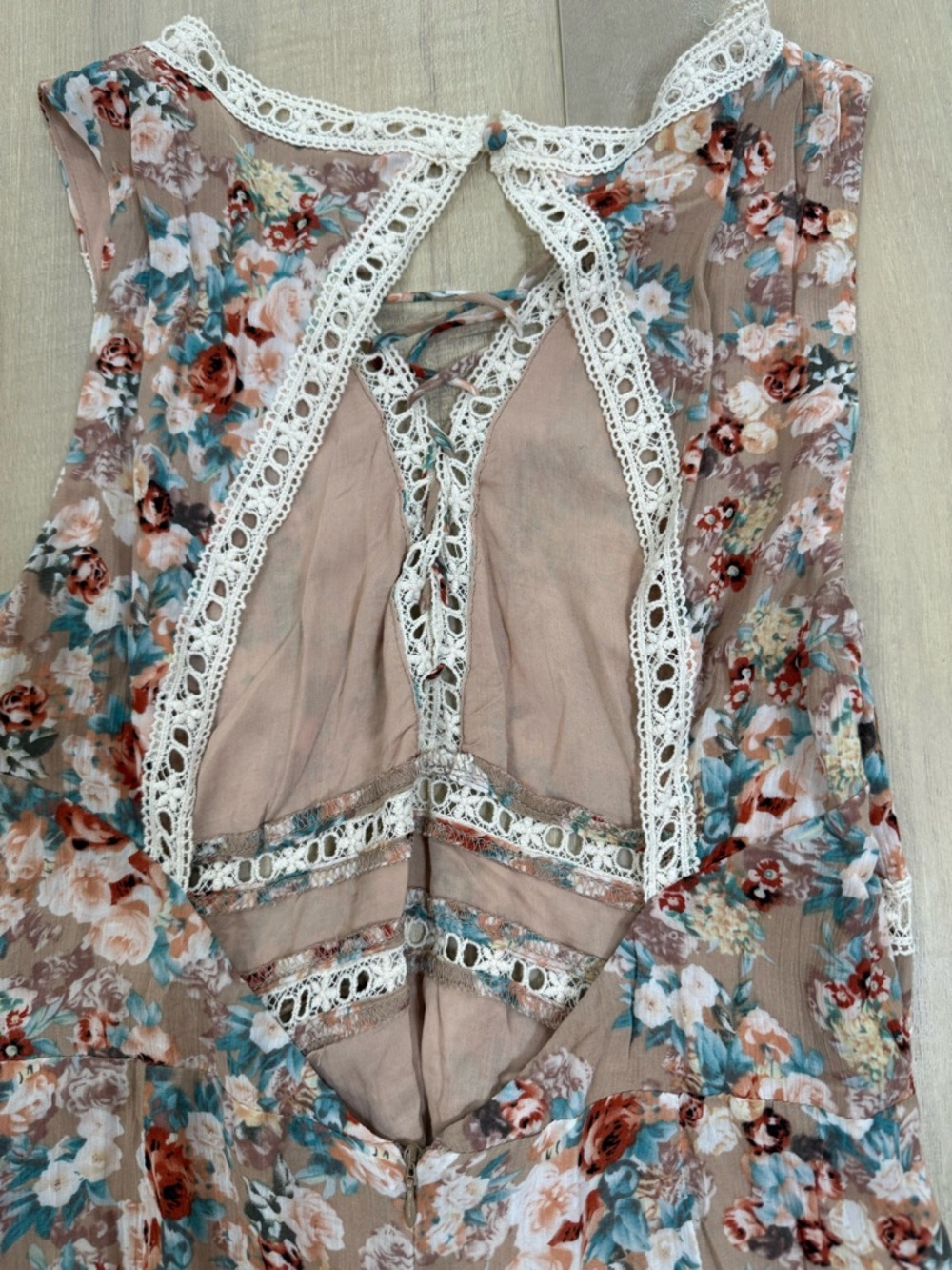 Lulu's Floral lace -Trim Maxi Dress in Blush and Teal - Picture 7 of 9